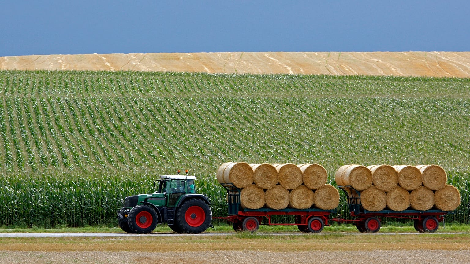 Un tractor transporta paja en el sur de Alemania