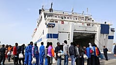 نقل مهاجرين من لامبيدوزا إلى سيسيليا