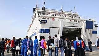 نقل مهاجرين من لامبيدوزا إلى سيسيليا