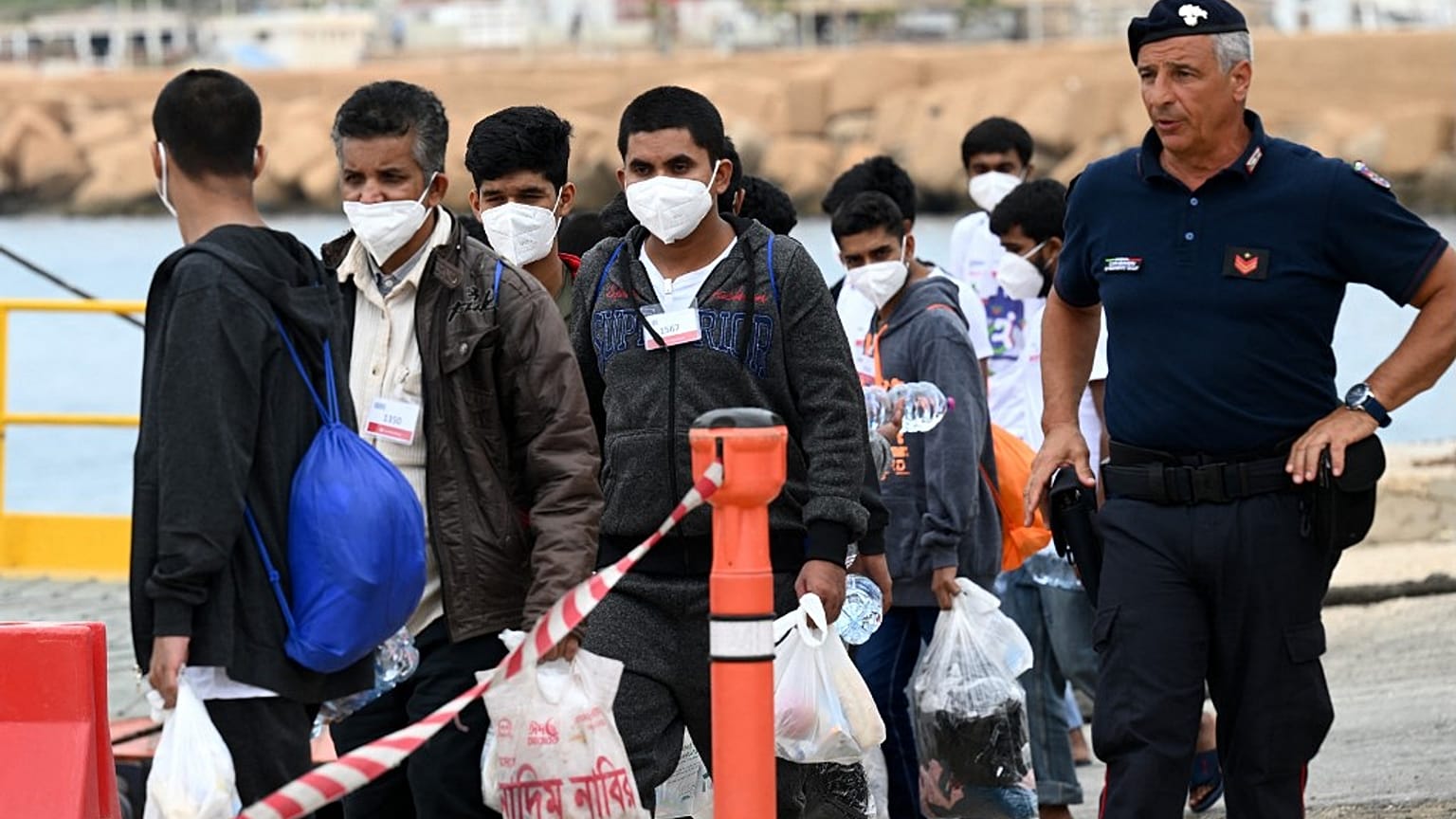 Uno sbarco di migranti a Lampedusa, l'8 giugno 2023