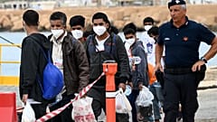 Migránsok elszállítása Lampedusa szigetéről