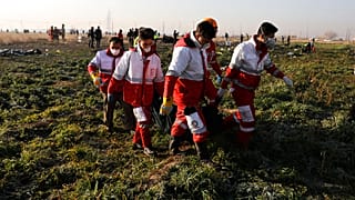 Equipas de resgate no local onde foram encontrados os destroços do avião