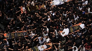 مشيعون يحملون جثمامين فلسطينيين خلال جنازتهم في مخيم جنين بالضفة الغربية المحتلة. 