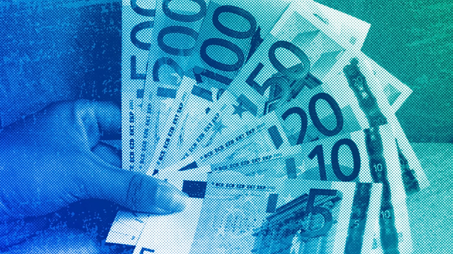 An employee at the State Central Bank in Hanover holding a group of euro notes, 2001