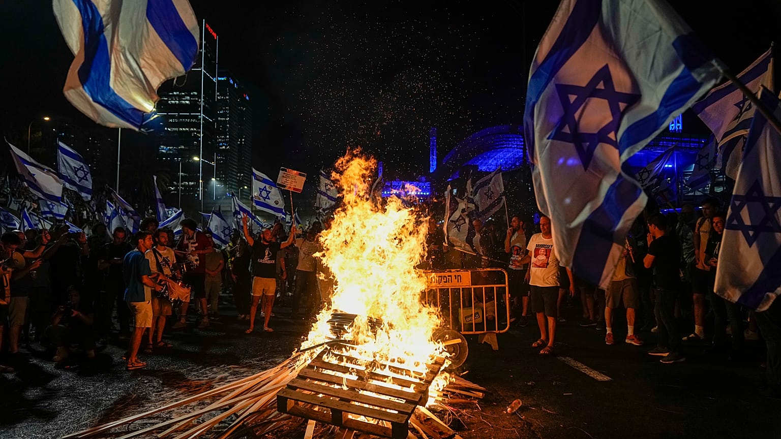 Manifestanti bloccano l'autostrada principale di Tel Aviv