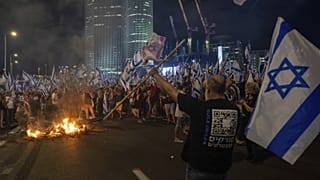 Autópályablokád a kormány igazságügyi reformja ellen