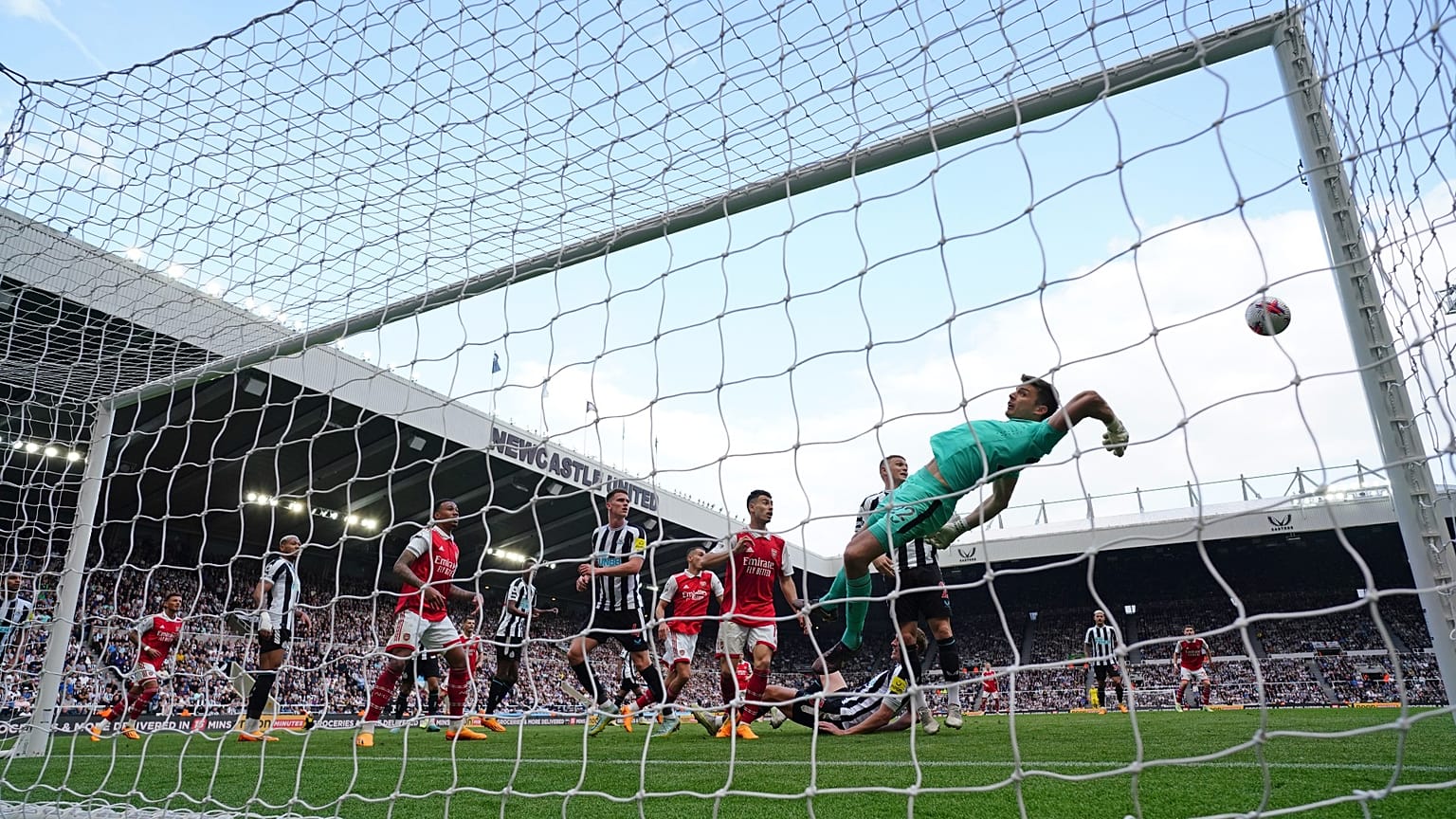 Nick Pope vetődik a labdáért a Newcastle stadionjában