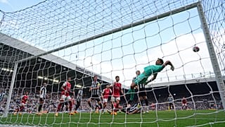 Nick Pope vetődik a labdáért a Newcastle stadionjában