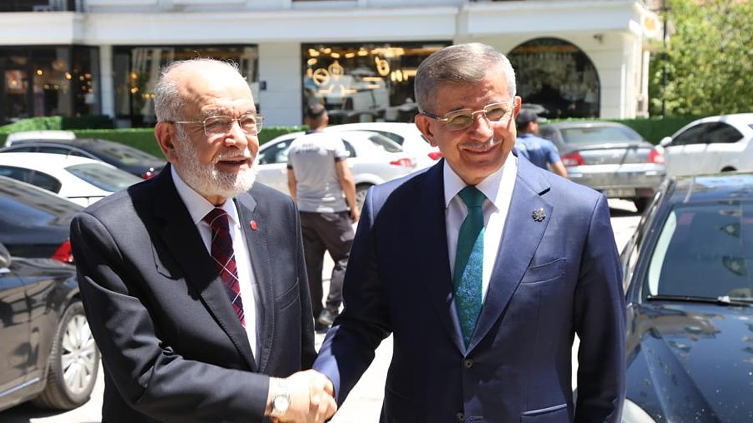 Saadet Partisi Genel Başkanı Temel Karamollaoğlu (sol), Gelecek Partisi Genel Başkanı Ahmet Davutoğlu