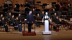 Orchestra-conducting robot wows audience in S. Korean capital.