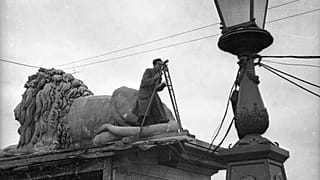 A Lánchíd egyik kandelábere a világháború utáni felújítás átadásakor, 1949