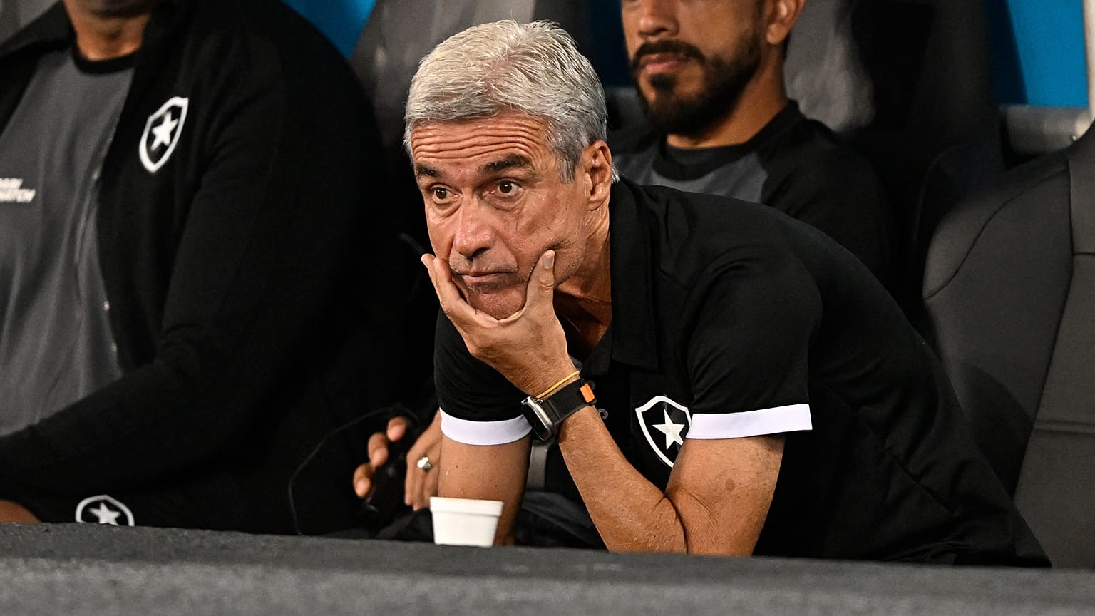 البرتغالي لويس مانويل ريبيرو دي كاسترو، مدرب نادي بوتافوغو البرازيلي في ملعب نيلتون سانتوس في ريو دي جانيرو، البرازيل. 2023/04/20