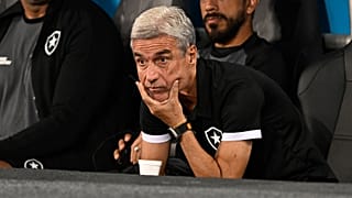 البرتغالي لويس مانويل ريبيرو دي كاسترو، مدرب نادي بوتافوغو البرازيلي في ملعب نيلتون سانتوس في ريو دي جانيرو، البرازيل. 2023/04/20