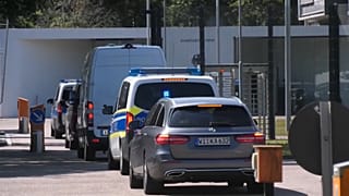 Конвой с фигурантами дела о подготовке терактов на въезде в федеральный суд Карлсруэ