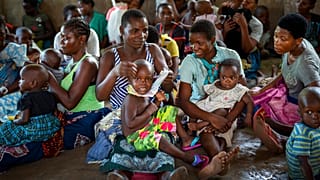 Oltásra várakozók Malawi egyik településén az első oltóanyag megjelenésekor