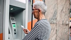 Emekli bir birey ATM'den maaşını çekiyor 