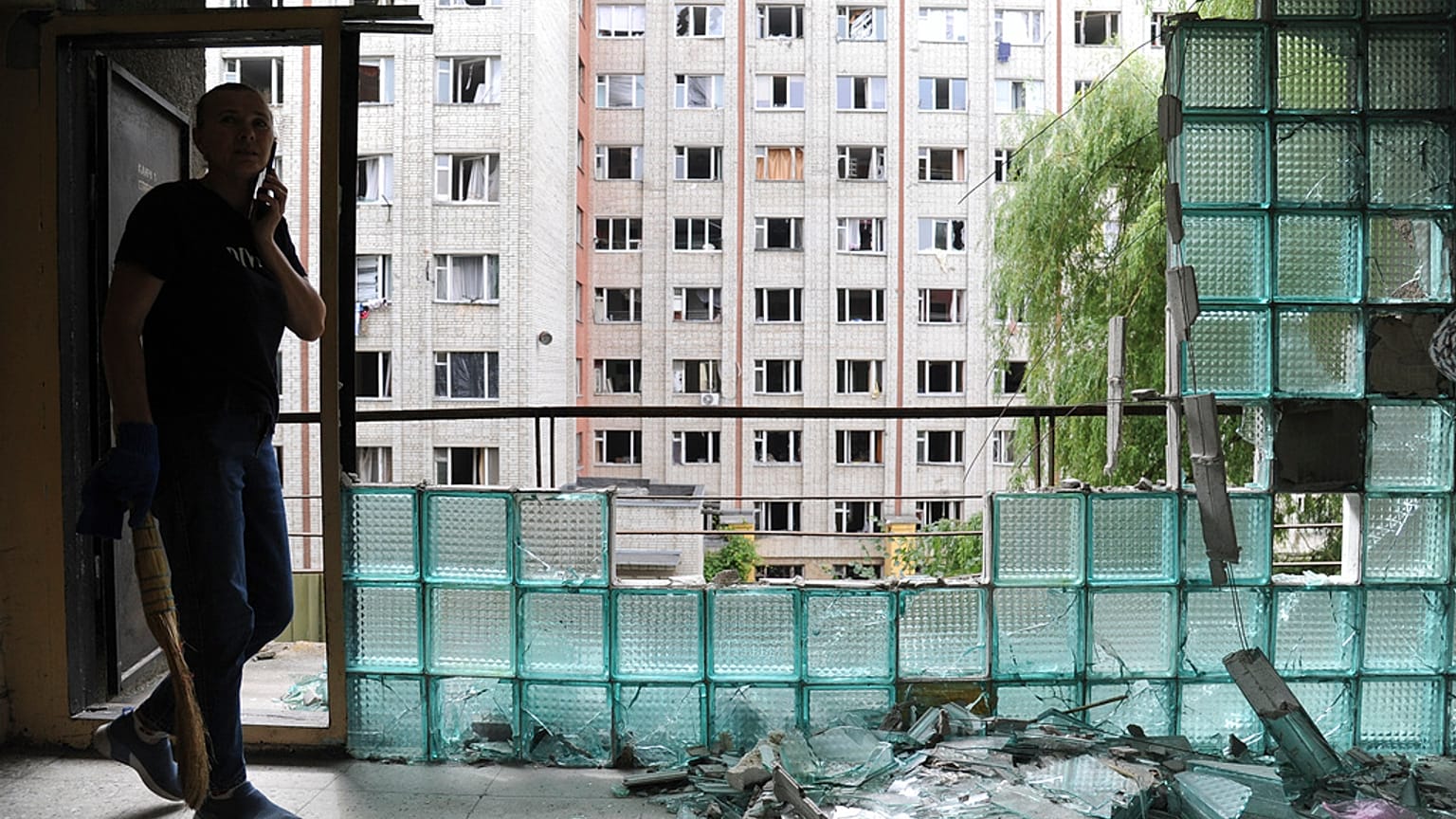 Imagem da destruição provocada por um míssil russo na cidade ucraniana de Lviv