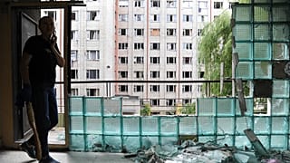 Imagem da destruição provocada por um míssil russo na cidade ucraniana de Lviv