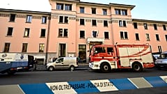 Imagen de un camión de bomberos, a las puertas de la residencia en la que se produjo el incendio que causó varios muertos en una residencia de ancianos en Milán.