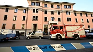 Imagen de un camión de bomberos, a las puertas de la residencia en la que se produjo el incendio que causó varios muertos en una residencia de ancianos en Milán.