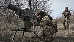 Ukrainische Soldaten installieren ein Panzerabwehrraketensystem "Stugna" in der Nähe von Bakhmut, Region Donezk, Ukraine, 17\. März 2023.
