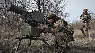 Украинские солдаты устанавливают противотанковый ракетный комплекс "Стугна" возле Бахмута, Донецкая область, Украина, 17 марта 2023 года.