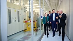 Die Präsidentin der Europäischen Kommission, Ursula von der Leyen, besuchte am Freitagmorgen das Interuniversitäre Mikroelektronikzentrum (IMEC) in Leuven, Belgien.