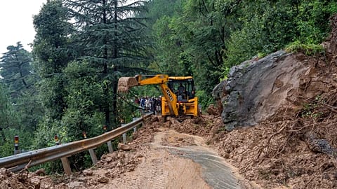 3 voitures ont été broyées par les rochers qui ont dévalé la falaise.