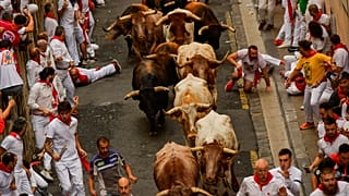 Miles de personas participaron el viernes en el primer encierro de las fiestas de San Fermín en Pamplona