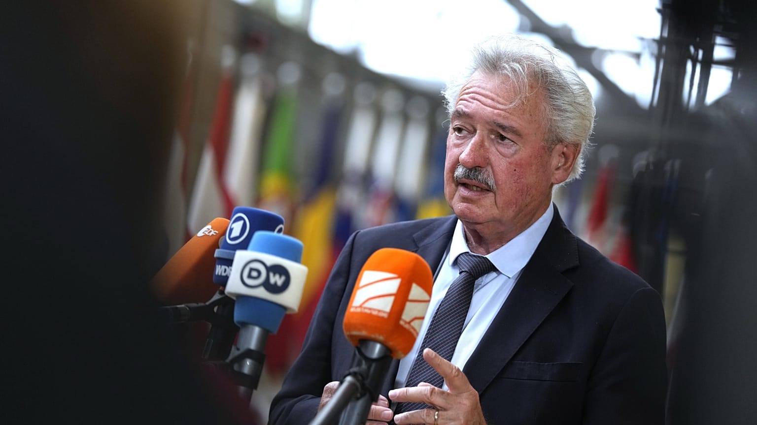 Jean Asselborn a sajtó munkatársaival beszél Brüsszelben