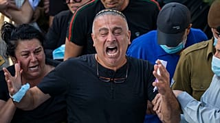 باروش والد الرقيب من الدرجة الأولى عميت بن يغال خلال جنازته