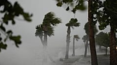 As ondas batem na linha costeira ao longo da Jensen Beach Causeway, à medida que as condições se deterioram com a aproximação do furacão Nicole em 2022.