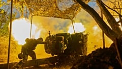 Ein ukrainischer Soldat der Brigade "Edelweiss" feuert mit einer D-30 Kanone auf russische Stellungen bei Bachmut am 5. Juli 2023