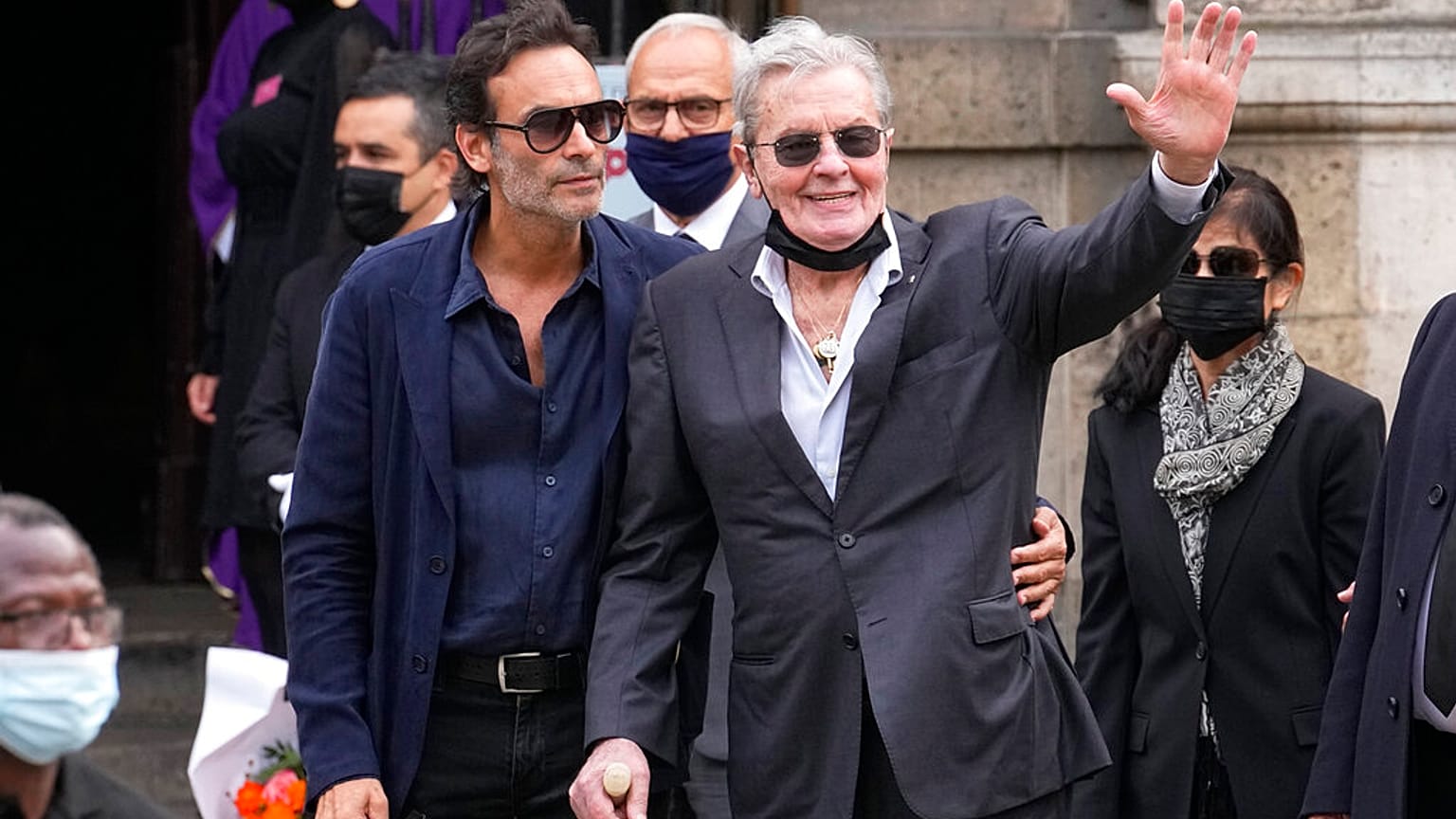 Alain Delon a fiával, Anthony Delonnal Jean Paul Belmondo temetésén, háttérben Hiromi Rollins