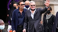 Alain Delon a fiával, Anthony Delonnal Jean Paul Belmondo temetésén, háttérben Hiromi Rollins