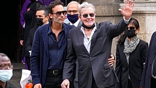 Alain Delon a fiával, Anthony Delonnal Jean Paul Belmondo temetésén, háttérben Hiromi Rollins