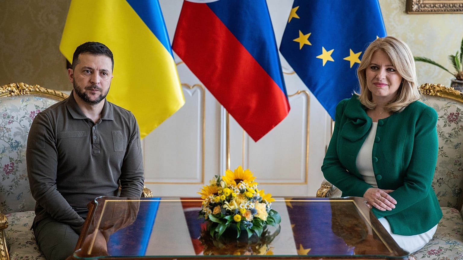 Zuzana Caputova szlovák államfő és Volodimir Zelenszkij ukrán elnök a pozsonyi elnöki palotában 