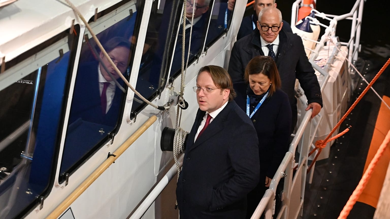 Várhelyi Olivér szomszédságpolitikai biztos egy, a líbiai parti őrségnek adott járőrhajón