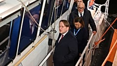 Várhelyi Olivér szomszédságpolitikai biztos egy, a líbiai parti őrségnek adott járőrhajón