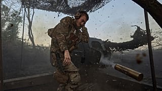 Ukraynalı asker, Donetsk bölgesindeki Bakhmut yakınlarında, cephe hattındaki Rus mevzilerine doğru D-30 topu ateşliyor.