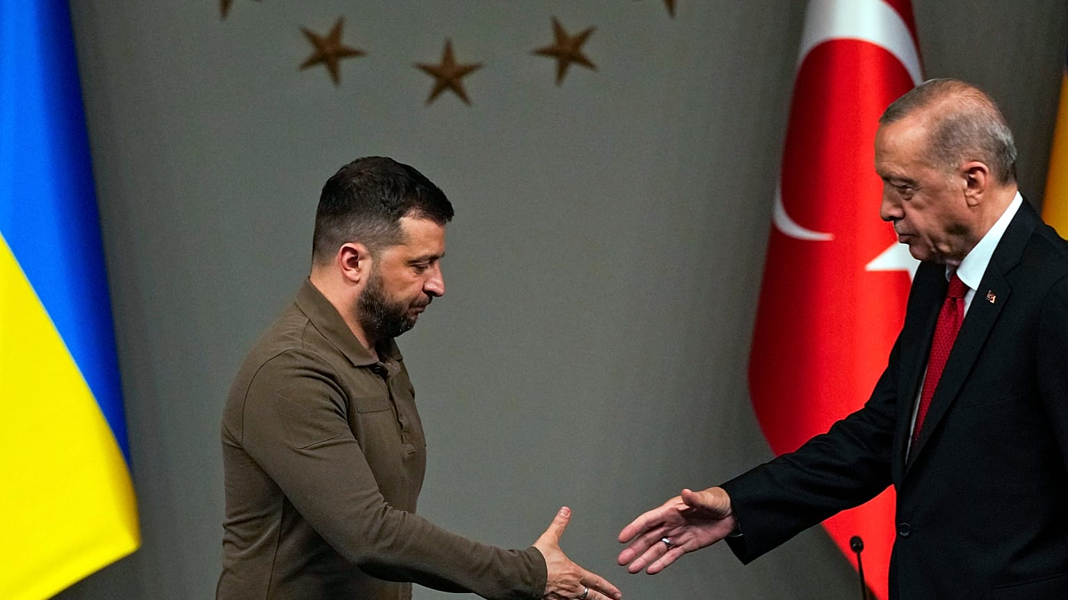 Recep Tayyip Erdogan kézfogása Volodimir Zelenszkijjel a megbeszélésüket követő sajtótájékoztatón Isztambulban 2023. július 8-án