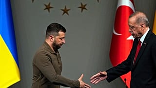 Recep Tayyip Erdogan kézfogása Volodimir Zelenszkijjel a megbeszélésüket követő sajtótájékoztatón Isztambulban 2023. július 8-án