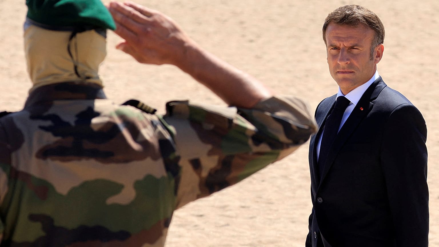 Emmanuel Macron egy francia csapatszemlén Normandiában 2023. július 7-én