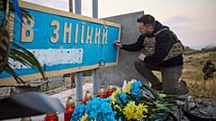 Президент Украины у мемориала на острове Змеиный.