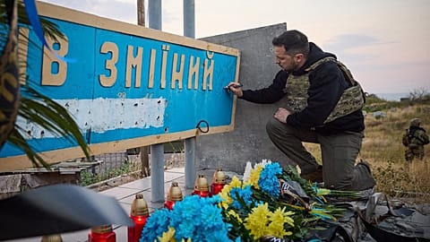 President Zelenskyy thanks Ukrainian soliders from Snake Island, whose defenders defied Russian warship at start of war. 