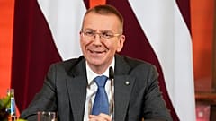 Edgars Rinkevics parlamenti megválasztása után nyilatkozik a sajtónak Rigában 2023. május 31-én 