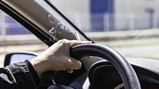عکس تزئینی از سیگار کشیدن حین رانندگی