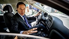 Покидая королевский дворец, Марк Рютте был немногословен: "Это всегда конфиденциальные разговоры".