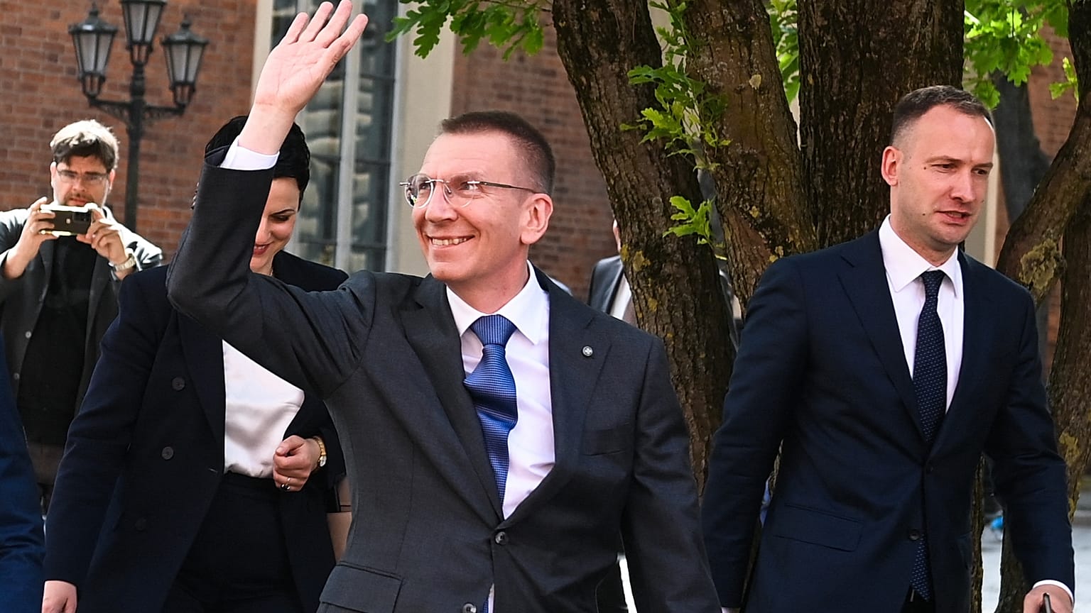 Президент в Латвии выбирается не всенародным голосованием, а голосованием парламента.