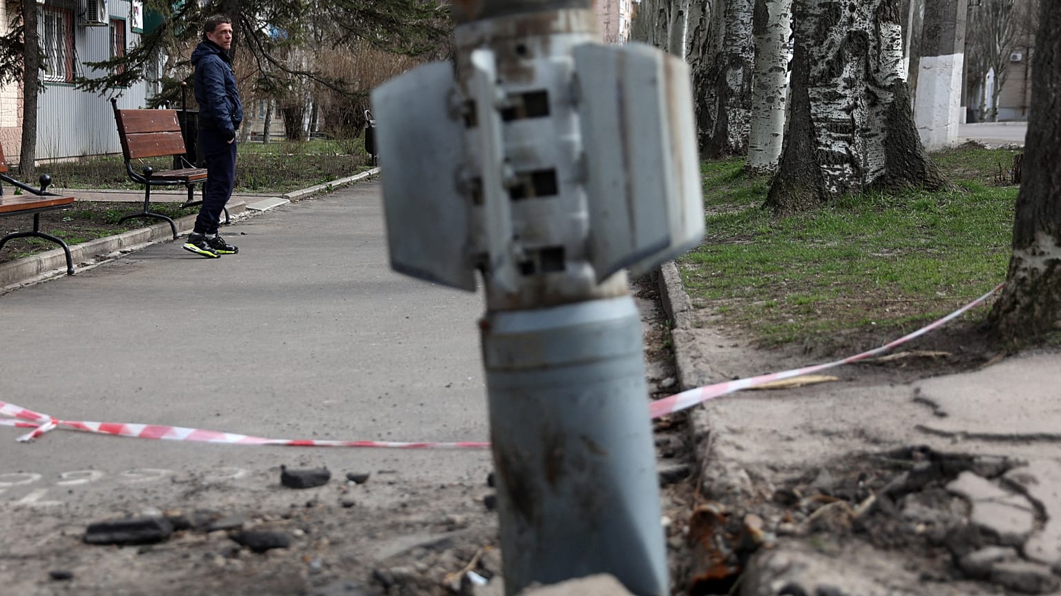 Lysychansk'ta bombardıman sonrasında BM-30 Smerch çoklu roketatarından fırlatılan misket bombası içerdiği anlaşılan 300 mm'lik bir roketin patlamamış kuyruk kısmı
